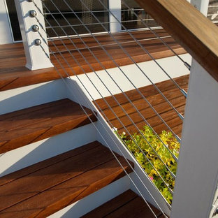 ワシントンD.C.の大きいトランジショナルスタイルのおしゃれな裏庭のデッキ (日よけなし) の写真