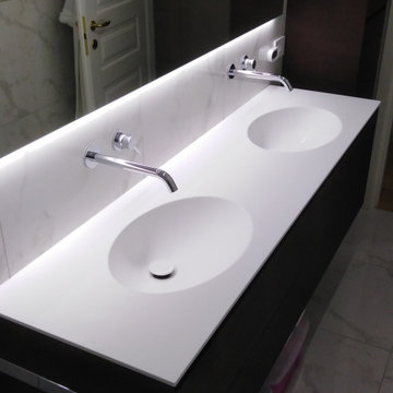 bagno gress effetto marmo con doccia zona finestra