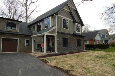 Imagen de fachada de casa multicolor de estilo americano de tamaño medio de dos plantas con revestimiento de aglomerado de cemento, tejado a dos aguas y tejado de teja de madera