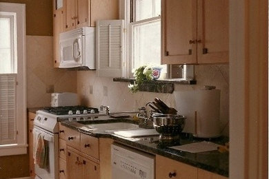 セントルイスにあるトランジショナルスタイルのおしゃれなII型キッチン (落し込みパネル扉のキャビネット、淡色木目調キャビネット、御影石カウンター、石タイルのキッチンパネル、白い調理設備、無垢フローリング) の写真