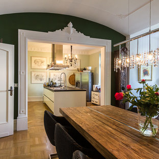 バーリの中サイズのコンテンポラリースタイルのLDKの画像 (緑の壁、無垢フローリング)