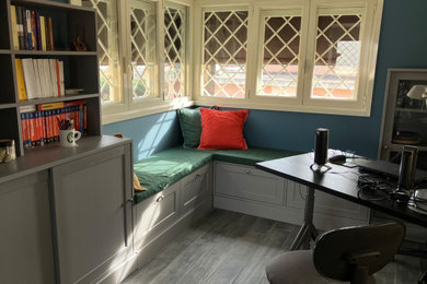 Foto di un piccolo atelier bohémian con pareti blu, pavimento in gres porcellanato, scrivania autoportante, pavimento grigio e soffitto in perlinato