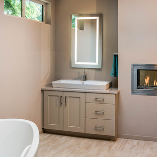 Esempio di una grande stanza da bagno padronale minimalista con ante beige, vasca freestanding, doccia alcova, WC monopezzo, piastrelle beige, piastrelle di marmo, pareti beige, pavimento in sughero, lavabo a bacinella, top in quarzite, pavimento beige e porta doccia a battente