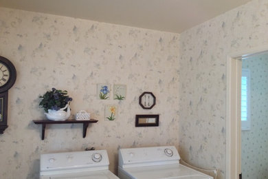 Laundry room - traditional laundry room idea in Orange County
