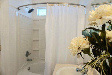 アルバカーキにあるおしゃれな浴室の写真