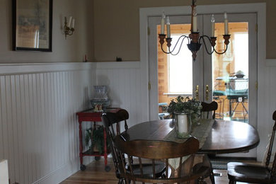 Inspiration for a mid-sized timeless medium tone wood floor kitchen/dining room combo remodel in Chicago with brown walls and no fireplace
