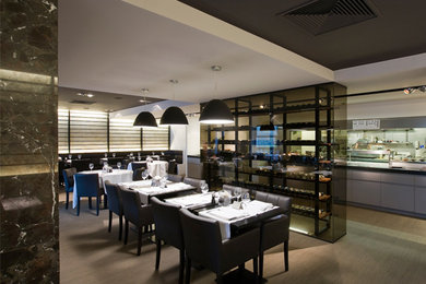 Exemple d'une grande salle à manger ouverte sur la cuisine moderne avec moquette.
