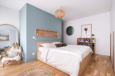 リヨンにあるお手頃価格の中くらいなコンテンポラリースタイルのおしゃれな子供部屋 (青い壁、淡色無垢フローリング、ティーン向け、茶色い床) の写真