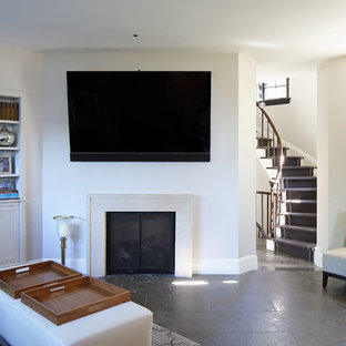 ボストンの中サイズのトランジショナルスタイルのおしゃれな地下室 (半地下 (窓あり) 、白い壁、スレートの床、標準型暖炉、石材の暖炉まわり) の写真