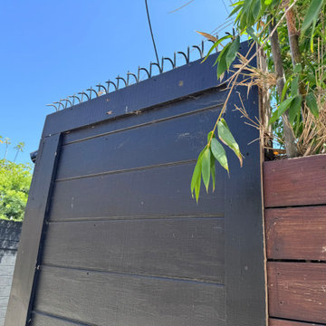 Venice Alley Privacy Wall — Ninja Deterrent™ GIZAGIZA Heart + Classic short Dual