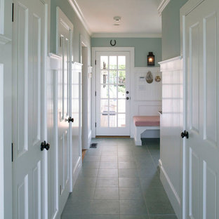 Idéer för en mellanstor klassisk hall, med flerfärgade väggar, klinkergolv i keramik och blått golv