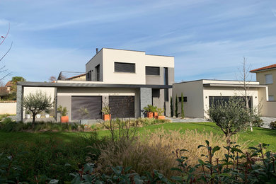 Photo of a mid-sized contemporary home design in Lyon.