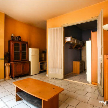 Photo AVANT : Salon attenant à une chambre noire avec SDB