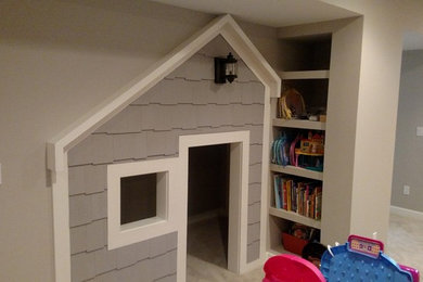 Diseño de dormitorio infantil de 4 a 10 años tradicional pequeño con paredes grises y moqueta