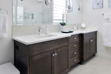 Example of a transitional bathroom design in Ottawa