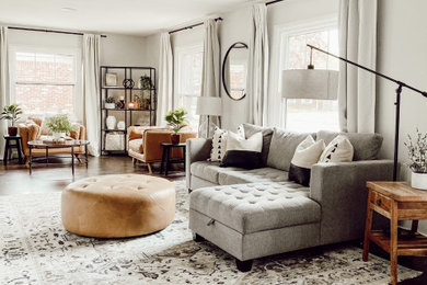 Modelo de sala de estar abierta minimalista de tamaño medio sin televisor con paredes blancas, suelo de madera oscura y suelo marrón