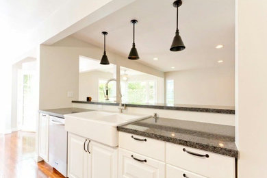 Kitchen - traditional kitchen idea in Los Angeles