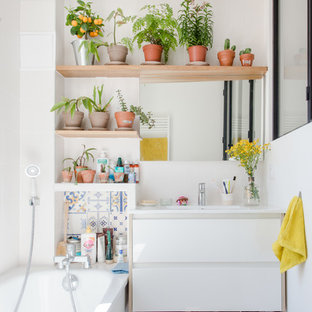 Foto de cuarto de baño infantil, actual, con armarios con paneles lisos, puertas de armario blancas, bañera esquinera, baldosas y/o azulejos en mosaico, paredes blancas, suelo marrón y encimeras blancas