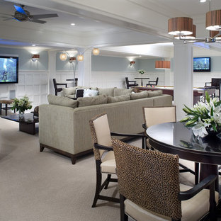 Imagen de sótano en el subsuelo tradicional, sin chimenea, con paredes azules, moqueta y suelo gris