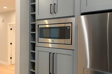 Example of a transitional kitchen design in Chicago