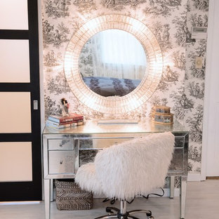 Foto di una camera da letto etnica di medie dimensioni con pareti rosa, pavimento in legno verniciato e pavimento bianco