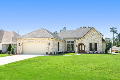 Example of an exterior home design in New Orleans