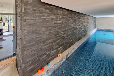 Imagen de piscina rústica de tamaño medio interior y rectangular