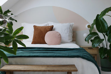 Idée de décoration pour une grande chambre parentale minimaliste avec un mur rose, parquet clair et un sol beige.