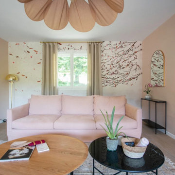 Papier peint panoramique cerisier, suspension en formes de pétales, canapé rose