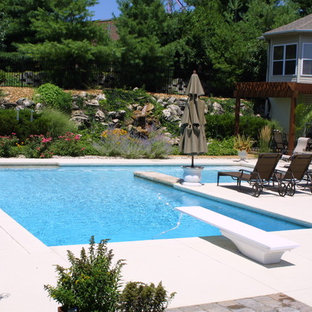 Idéer för att renovera en stor vintage l-formad pool på baksidan av huset, med stämplad betong
