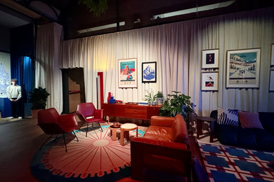 Idee per un ampio soggiorno eclettico stile loft con angolo bar, pareti beige, parquet chiaro, TV a parete, pavimento marrone, soffitto a volta, boiserie e tappeto