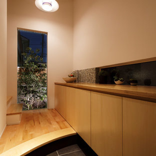 横浜のモダンスタイルのおしゃれな玄関ホール (グレーの床) の写真