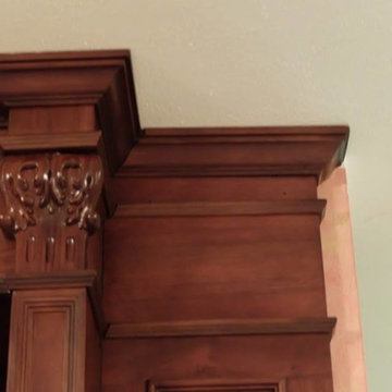 Libreria-boiserie in noce nazionale con camino