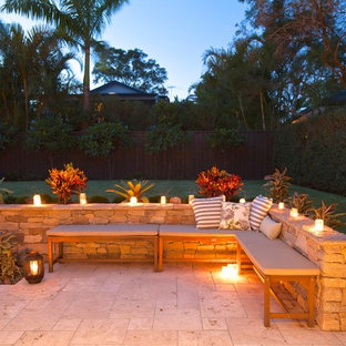 Cette photo montre un jardin arrière exotique de taille moyenne.