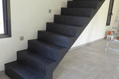 This is an example of a contemporary staircase in Toulouse.