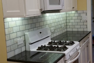 Kitchen - traditional kitchen idea in Chicago