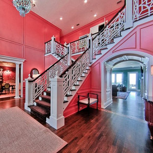 Foto de escalera en L, tradicional, extra grande, con escalones enmoquetados, contrahuellas enmoquetadas y barandilla de madera