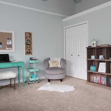 Tween Girl's Teal Bedroom