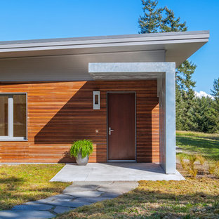 シアトルのコンテンポラリースタイルのおしゃれな家の外観 (木材サイディング、茶色い外壁、陸屋根、戸建、緑化屋根) の写真