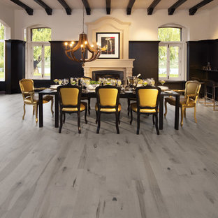 モントリオールの巨大なヴィクトリアン調 LDKの画像 (黒い壁、淡色無垢フローリング、標準型暖炉、木材の暖炉まわり)