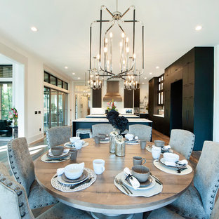 コロンバスのトランジショナルスタイルのLDKの画像 (白い壁、濃色無垢フローリング、茶色い床)