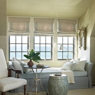 Immagine di una camera da letto stile marinaro con moquette