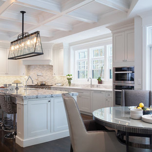 Неиссякаемый источник вдохновения для домашнего уюта: огромная кухня в стиле модернизм с кладовкой, врезной раковиной, фасадами в стиле шейкер, белыми фасадами, столешницей из кварцита, фартуком цвета металлик, фартуком из каменной плитки, техникой под мебельный фасад, полом из фанеры и двумя и более островами