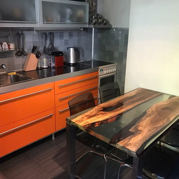 Кухонный стол из массива ореха и эпоксидной смолы