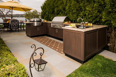 Example of a minimalist patio design in Bridgeport