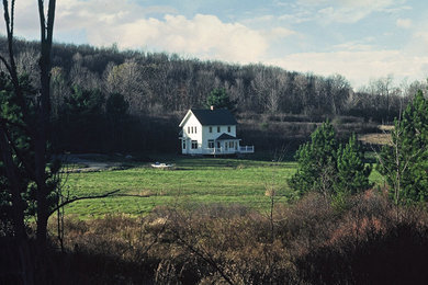 Country home design photo in Burlington
