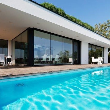 Trasparenza multilivello e cemento a vista per una villa moderna panoramica