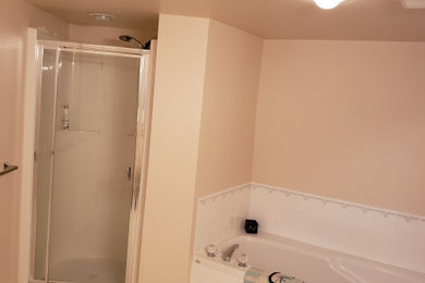 Modelo de cuarto de baño principal y a medida minimalista de tamaño medio con armarios con paneles con relieve, suelo de baldosas de porcelana y suelo blanco