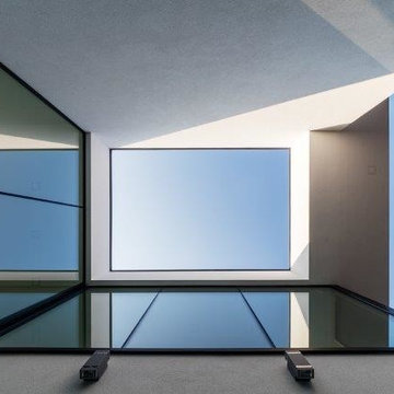 Trasparenza multilivello e cemento a vista per una villa moderna panoramica