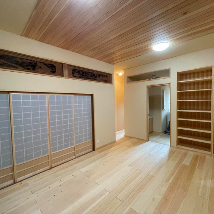 おしゃれなリビング・居間 (和モダンな壁紙、壁紙) の画像 75選 - 2026 年 7月 | Houzz (ハウズ)